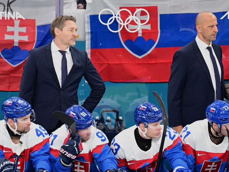 Na snímke slovenskí hokejisti zľava Samuel Takáč, Matúš Sukeľ, Adam Liška, Adam Ružička, hlavný tréner Vladimír Országh (v pozadí vľavo) a jeho asistent Ján Pardavý sledujú zo striedačky štvrťfinálový duel