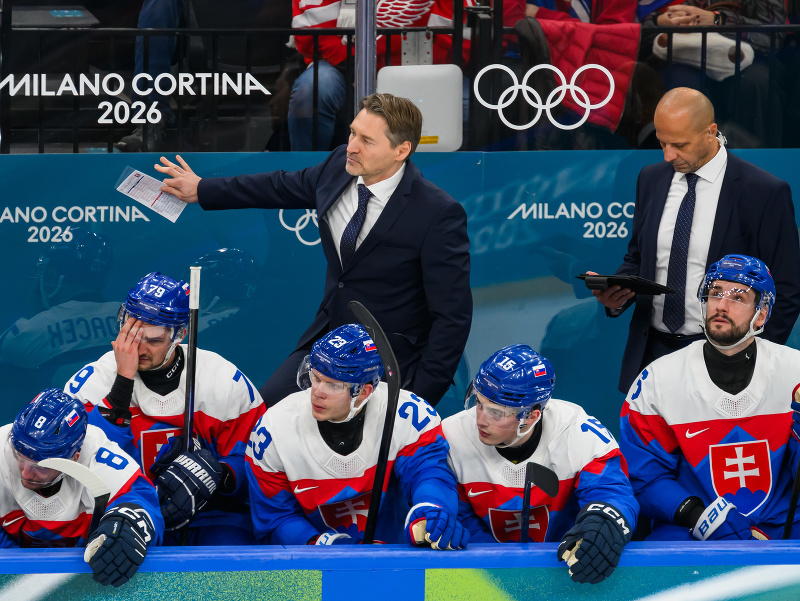 Na snímke slovenskí hokejisti zľava Oliver Okuliar, Libor Hudáček, Adam Liška, Dalibor Dvorský, Lukáš Cingel a v pozadí zľava hlavný tréner Vladimír Országh a jeho asistent Ján Pardavý reagujú na striedačke počas zápasu