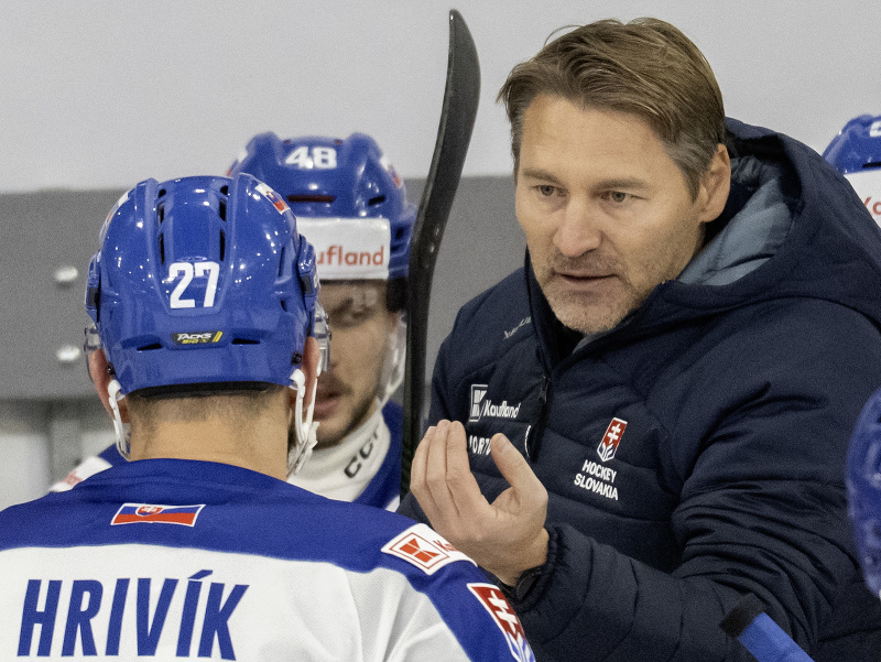 Na snímke sprava tréner slovenskej hokejovej reprezentácie Vladimír Országh a kapitán tímu Marek Hrivík počas zápasu 