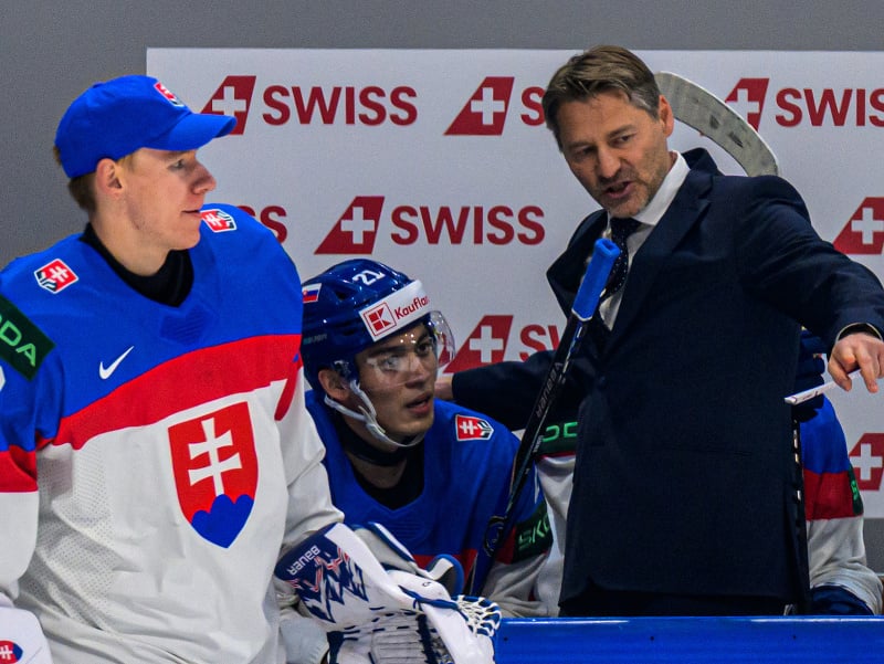 Na snímke sprava tréner slovenskej reprezentácie Vladimír Országh, Sebastián Čederle a brankár Adam Gajan (obaja Slovensko) 