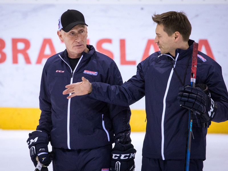 Hlavný tréner slovenskej hokejovej reprezentácie Craig Ramsay a asistent trénera Vladimír Országh počas tréningu Slovákov