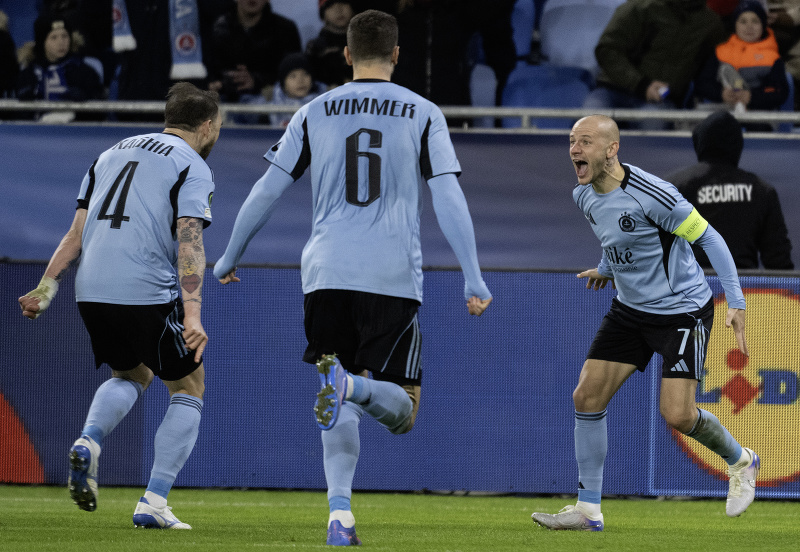 Na snímke hráči Slovana zľava Guram Kašia, Kevin Wimmer a Vladimír Weiss ml. sa radujú z gólu 