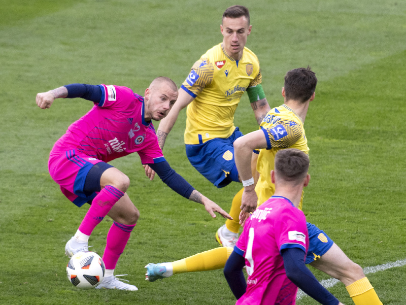 Vľavo Vladimír Weiss (Slovan) a v pozadí Dominik Kružliak (DAC) bojujú o loptu