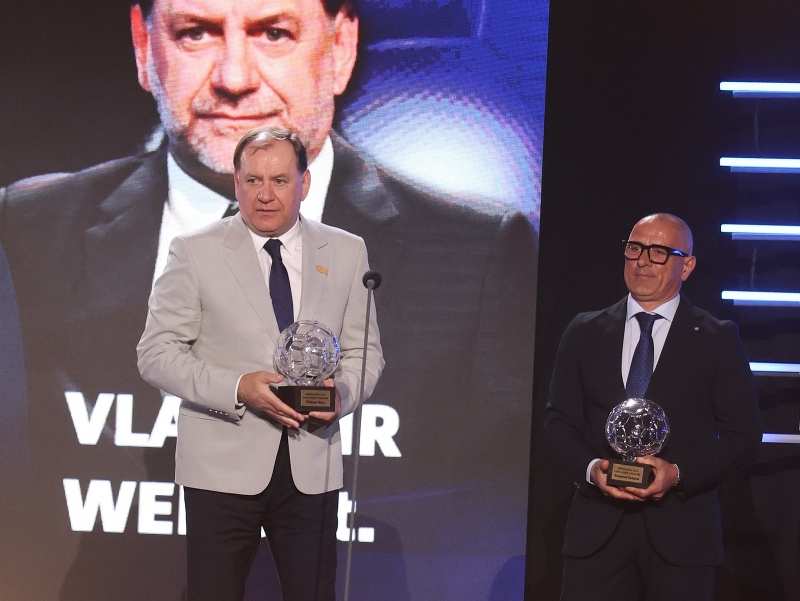 Trénermi roka 2025 sa stali spoločne Francesco Calzona a Vladimír Weiss st.