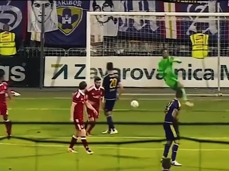 Škótsky gólman Joe Lewis loptu nezachytil a pustil do vlastnej bránky