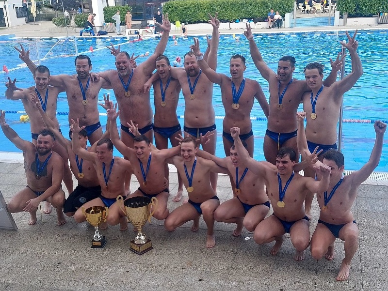Vodní pólisti KVP Nováky oslavujú triumf v slovenskej extralige