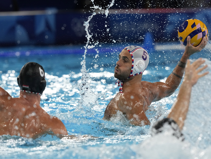 Francúzsky vodný pólista Enzo Khasz počas zápasu na LOH 2024 v Paríži