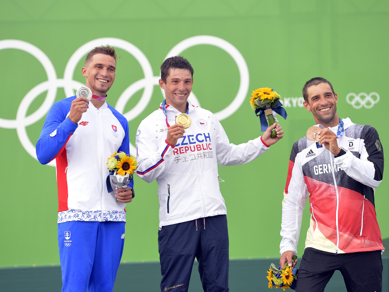 Na snímke vľavo slovenský reprezentant vo vodnom slalome Jakub Grigar získal striebornú medailu, uprostred zlatý Čech Jiří Prskavec a bronzový Nemec Hannes Aigner na stupni víťazov