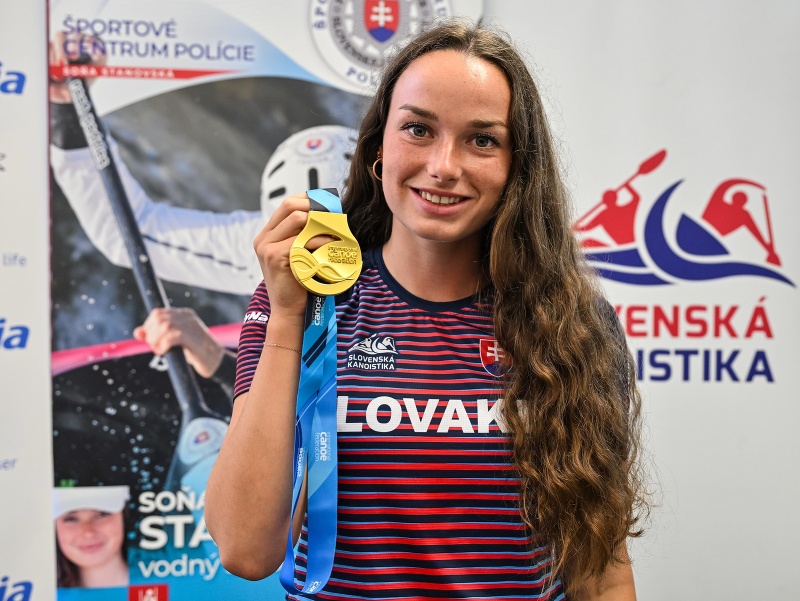 Na snímke slovenská reprezentantka vo vodnom slalome Soňa Stanovská pózuje so zlatou medailou počas tlačovej konferencie po návrate z majstrovstiev sveta v Krakove