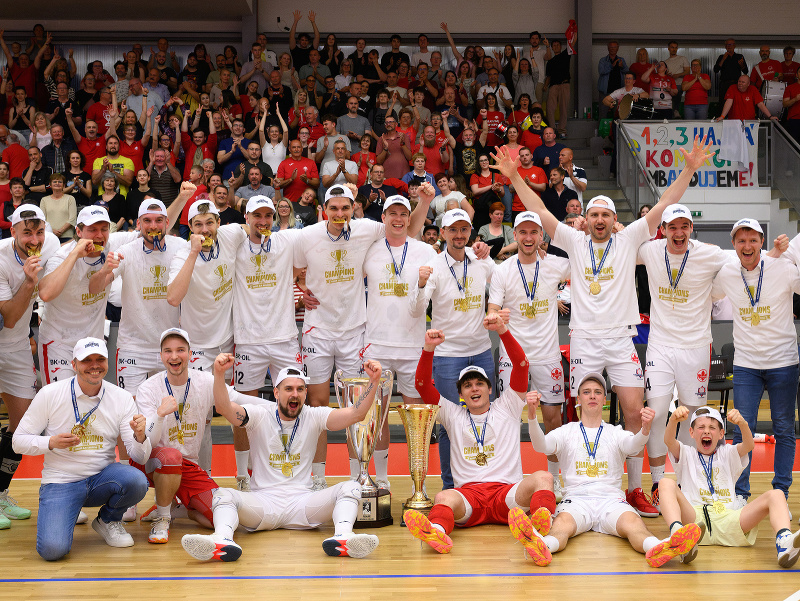 Volejbalisti Rieker UJS Komárno oslavujú zisk majstrovskej trofeje