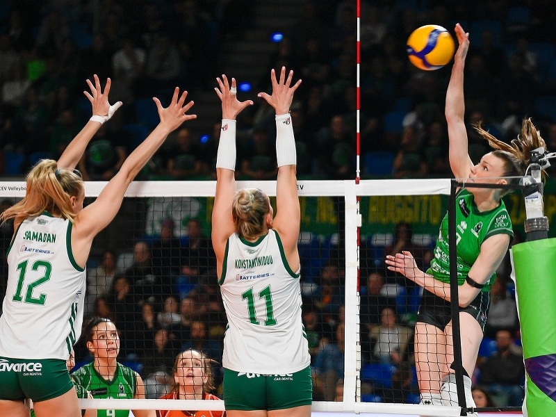 Adelina Ungureanuová za Vallefogliu proti Martine Samadanovej a Lamprini Konstantinidouvej z Panathinaikosu Atény