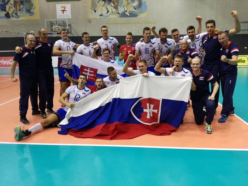 Slovenskí volejbalisti oslavujú postup na ME