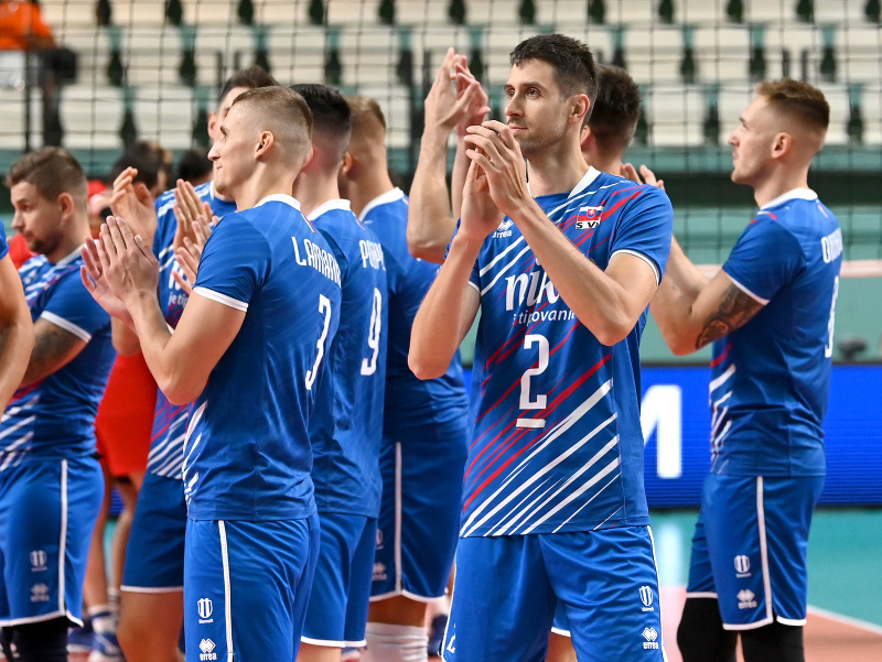 Radosť hráčov zo Slovenska po skončení prvého volejbalového zápasu kvalifikácie o postup na majstrovstvá Európy (ME) 2023