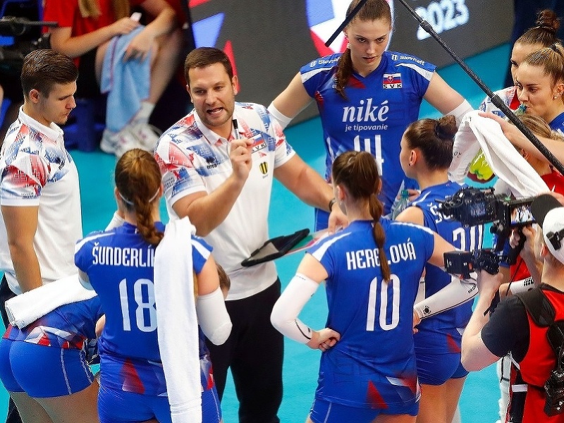 Tréner Michal Mašek rozdáva rady svojim hráčkam