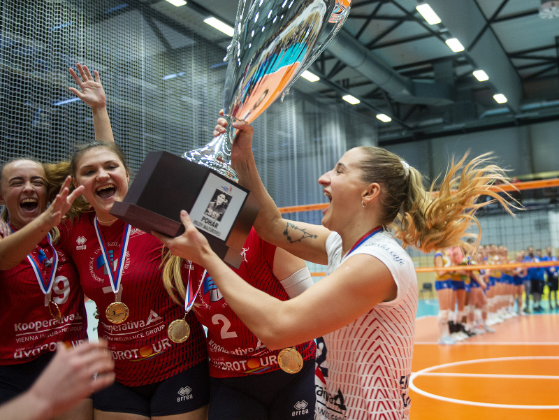 Hráčky VK Slávia EU Bratislava oslavujú s trofejou zisk majstrovského titulu
