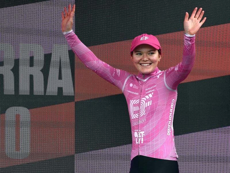 Švajčiarska cyklistka Noemi Rüeggová z tímu EF Education-Oatly oslavuje triumf v úvodnej etape Vuelty