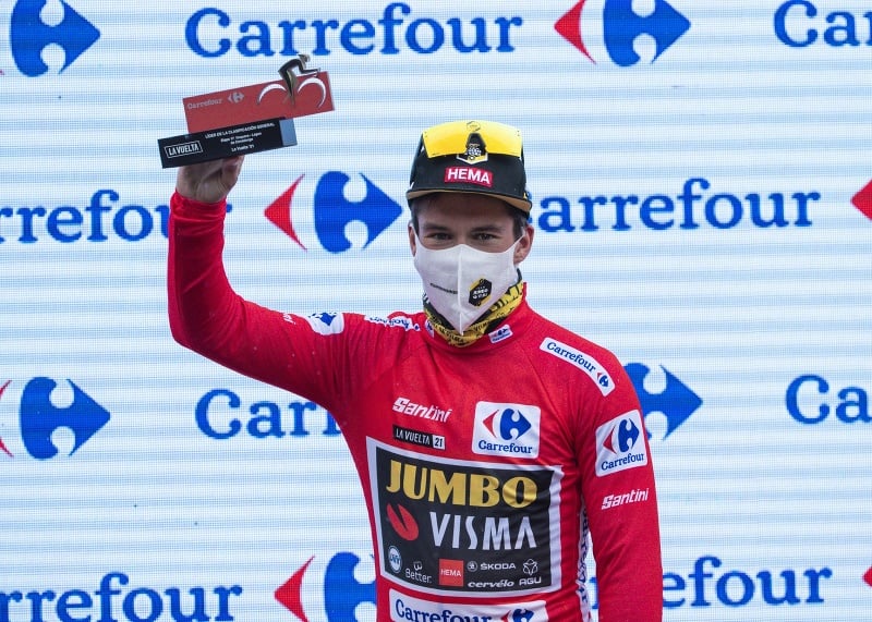 Slovinský cyklista Primož Roglič (Jumbo-Visma) v červenom drese