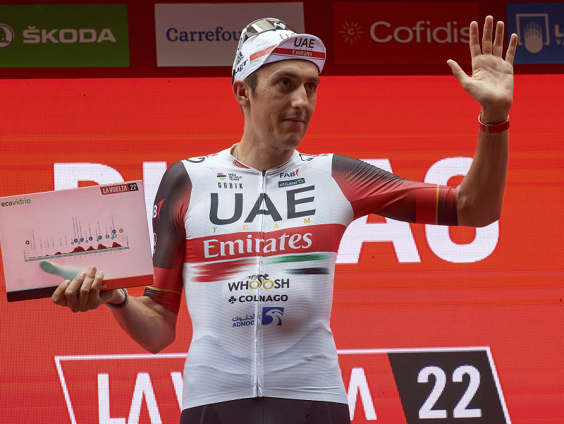 Na snímke španielsky cyklista Marc Soler (SAE Emirates) oslavuje na pódiu víťazstvo