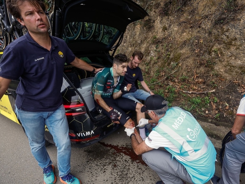 Zakrvavený Wout van Aert po škaredom páde na Vuelte