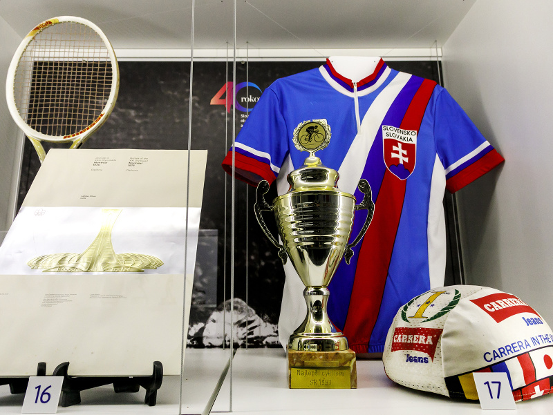 Snímka z otvorenia výstavy Naše zbierky nezapadnú prachom. Výstavu otvorili pri príležitosti 40. výročia založenia Slovenského olympijského a športového múzea. 