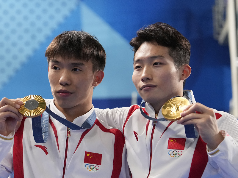 Čínski reprezentanti Lung Tao-i a Wang Cung-jüan triumfovali v synchronizovaných skokoch z 3 m dosky na OH v Paríži