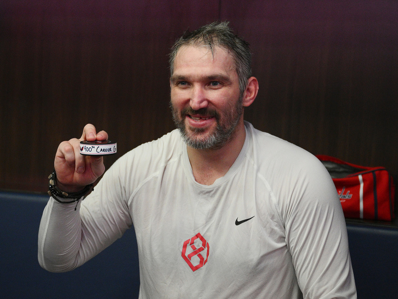 Ruský hokejový kanonier Alexander Ovečkin po tom, ako dosiahol na gól číslo 900 v základnej časti NHL