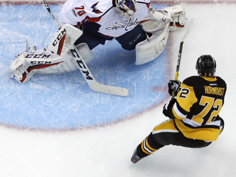 Patric Hornqvist prestrelil puk cez Bradena Holtbyho.