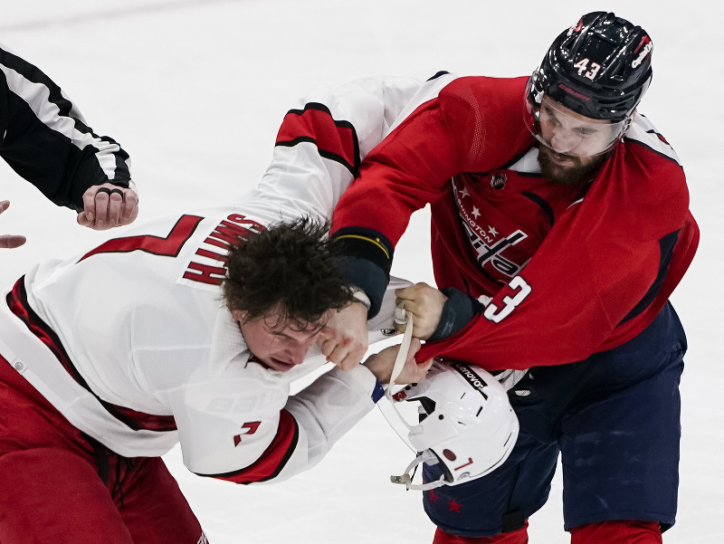 Brendan Smith a Tom Wilson v pästnom súboji