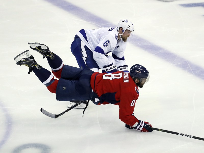 Alex Ovechkin bojuje o puk