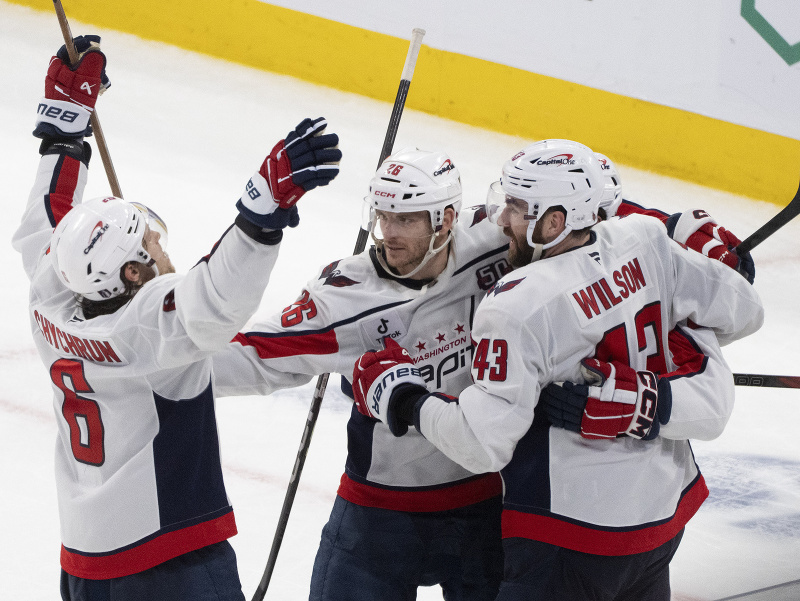 Hokejisti Washingtonu Capitals oslavujú gól