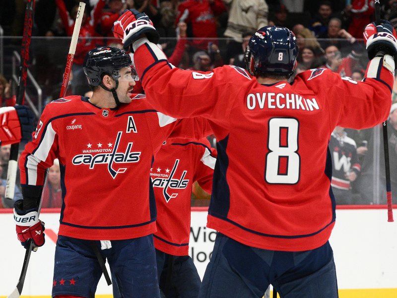 Radujúci sa Alexander Ovečkin a jeho spoluhráč Tom Wilson
