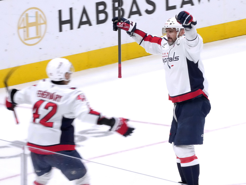 Hráč Washingtonu Capitals Alexander Ovečkin (vpravo) oslavuje so svojím spoluhráčom, Slovákom Martinom Fehérvárym (42) po tom, ako skóroval 