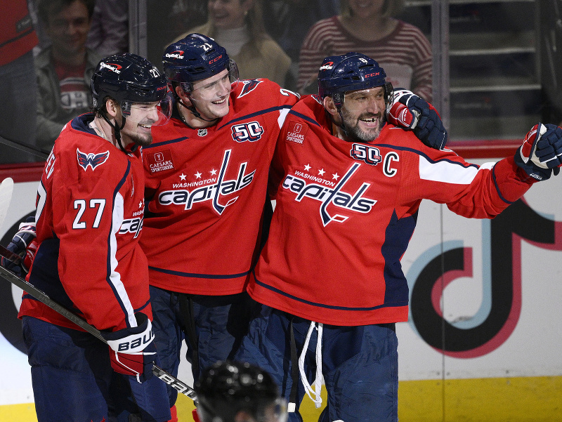 Hokejisti Washingtonu Capitals oslavujú gól