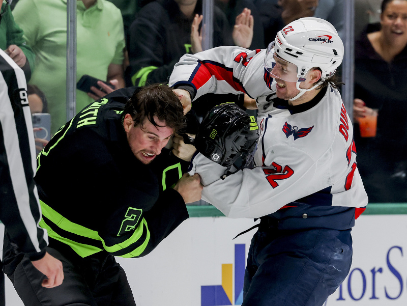 Brandon Duhaime (Washington) a Brendan Smith (Dallas) v pästnom súboji