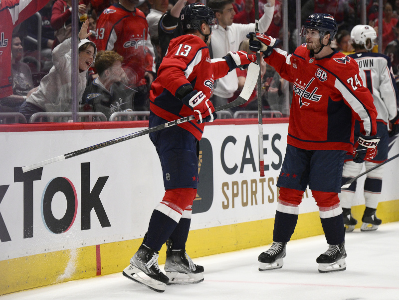 Jakub Vrána (vľavo) a Connor McMichael oslavujú gól Capitals