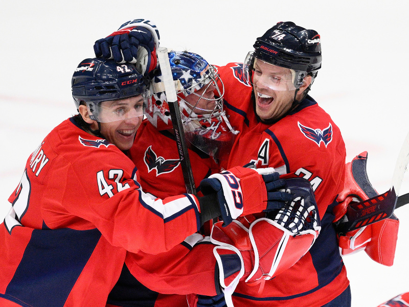 John Carlson (vpravo) oslavuje svoj gól so slovenským obrancom Washingtonu Capitals Martinom Fehérvárym (vľavo) 