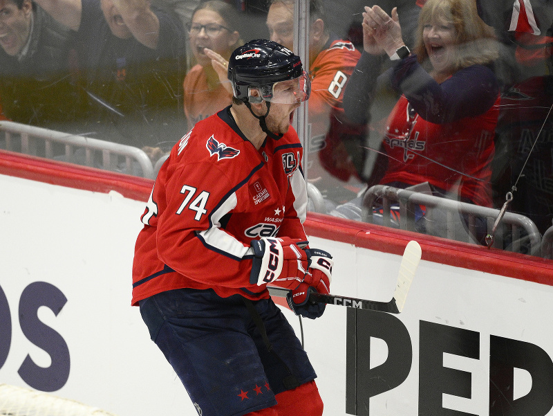 Obranca Washingtonu John Carlson oslavuje gól