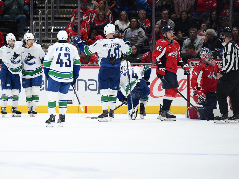 Slovenský hokejista v drese Washingtonu Capitals Martin Fehérváry (tretí sprava) reaguje po inkasovaní gólu