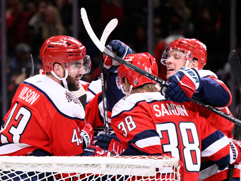 Hráči Capitals oslavujú gól, Tom Wilson je úplne vľavo
