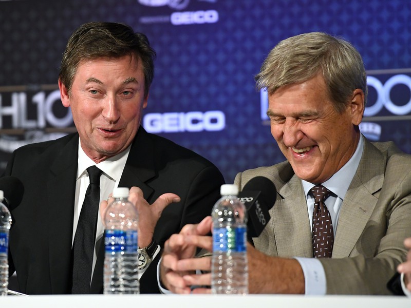 Wayne Gretzky a Bobby Orr počas ceremoniálu NHL 100