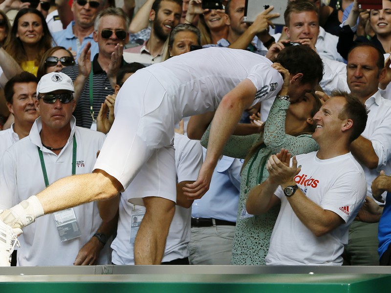 Andy Murray dáva bozk svojej priateľke Kim Sears