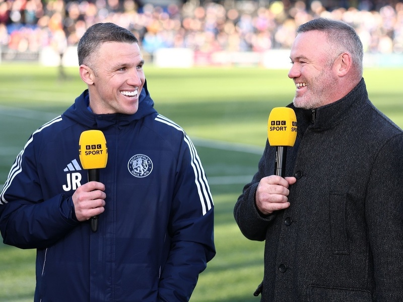 John Rooney a jeho slávny brat Wayne počas rozhovoru