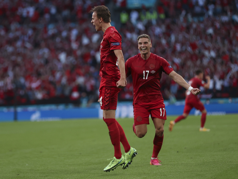 Dánsky hráč Mikkel Damsgaard (vľavo) oslavuje gól