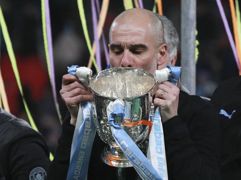 Pep Guardiola si vychutnáva oslavný drink z víťaznej trofeje