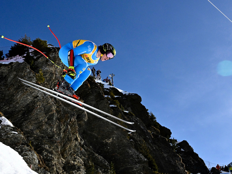 Taliansky lyžiar Giovanni Franzoni sa stal víťazom piatkového super-G vo Wengene