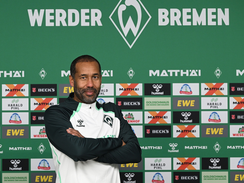 Na snímke nový tréner nemeckého futbalového klubu Werder Brémy Daniel Thioune pózuje počas tlačovej konferencie 