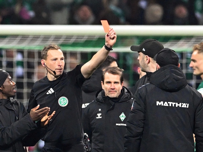 Rozhodca Martin Petersen udeľuje červenú kartu trénerovi Brém Martinovi Petersenovi