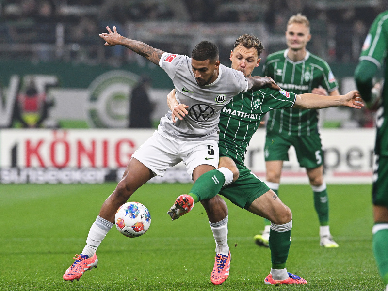Senne Lynen (vpravo) z Werderu Brémy a Vinicius Souza z Wolfsburgu v súboji o loptu