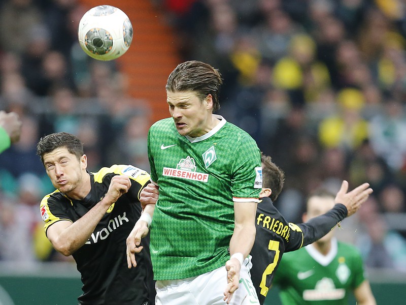 Aaron Hunt a Robert Lewandowski v hlavičkovom súboji