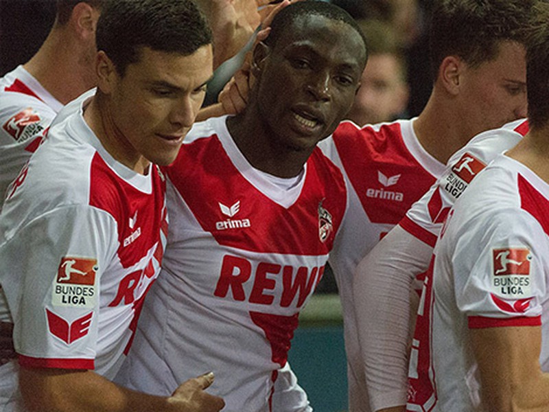 Anthony Ujah so spoluhráčmi oslavuje víťazný gól Kolína v Brémach